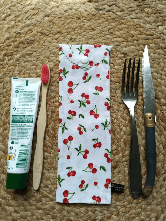 Étui à couverts et ou brosse à dents dentifrice 